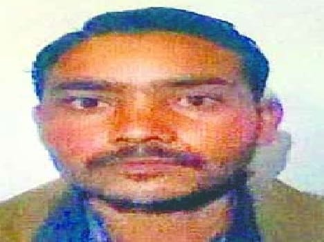 Cut the neck of the young man threw the body farm