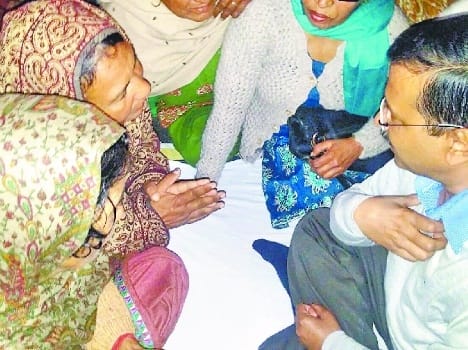 kejriwal, martyer, family, members, meet, pathankot, gurdaspur