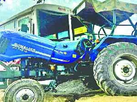 The tractor trolley and bus collision in fog