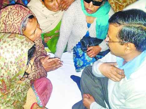 arvind kejriwal meeting with pathankot terror attack martyr family