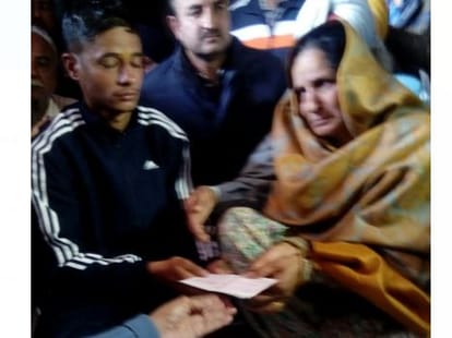 arvind kejriwal meeting with pathankot terror attack martyr family