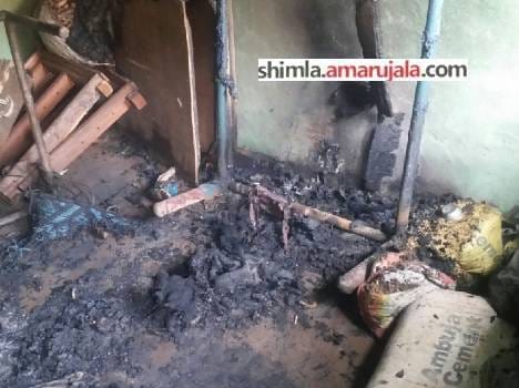 fire at solan, old person burn alive.