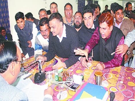 Rattling , amid the din of the municipal board Gunje immortal light issue