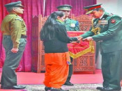 17 army men got award