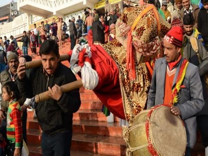devotees came with devdoli in haridwar ardhkumbh.