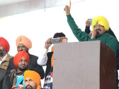 arvind kejriwal criticized narendra modi in maghi conference