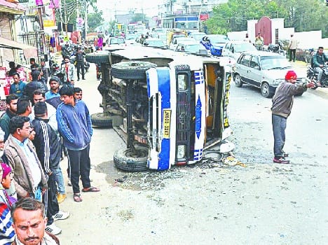 Mini bus turnaround, five injured including three schoolchildren