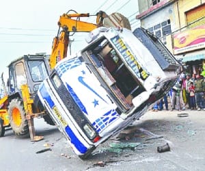 vehicles collied due to fog, father-son including 11 injured.