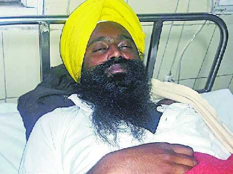 gun shot in golden temple amritsar, sewadar critically injured