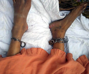 women dead body found with chain and lock in her leg in ghaziabad