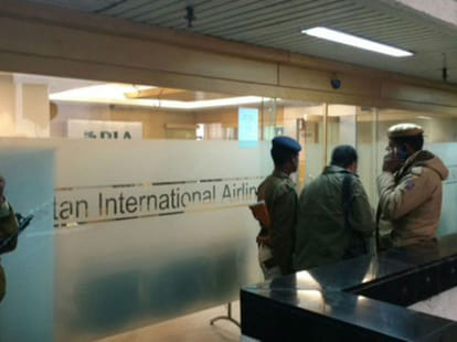 hindu sena attack on pakistan airlines office in delhi