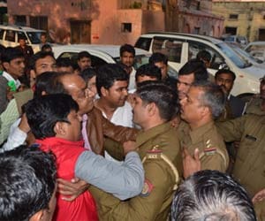 samajvadi party leader beaten by police