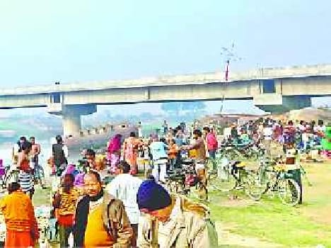 Faith drew in Makar Sankranti bath