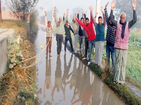 Due to the drainage of dirty water on the road is filled homes