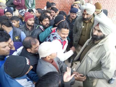 auto driver controversy with chandigarh police