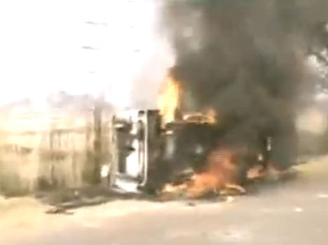 mob set fire in police station