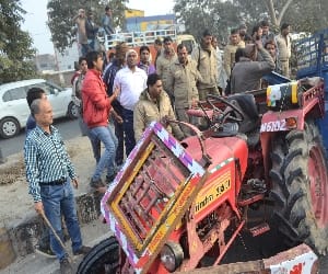 The truck struck the tractor-auto, a death.