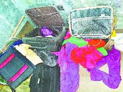 Four lakh cash theft breaking lock