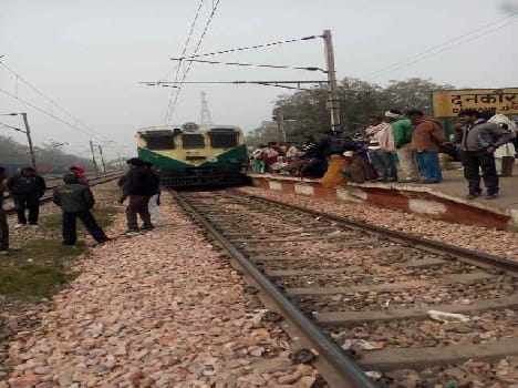 woman died along with two children by train