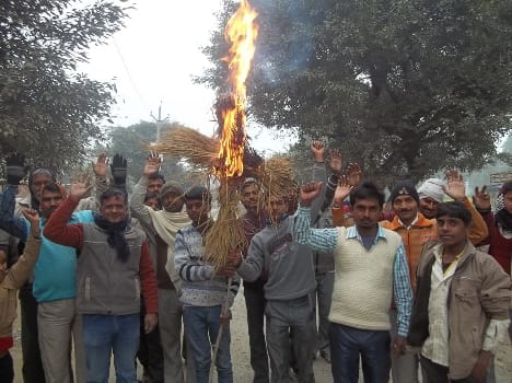 Burnt effigies of Executive Engineer