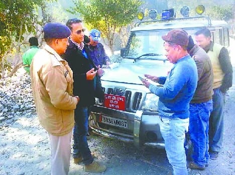 Car seized 80 illegal sand