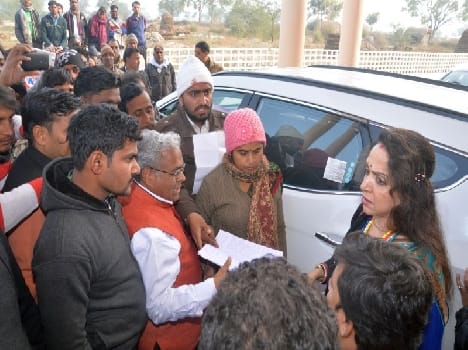 victim told to mp hemamalini about fraud 