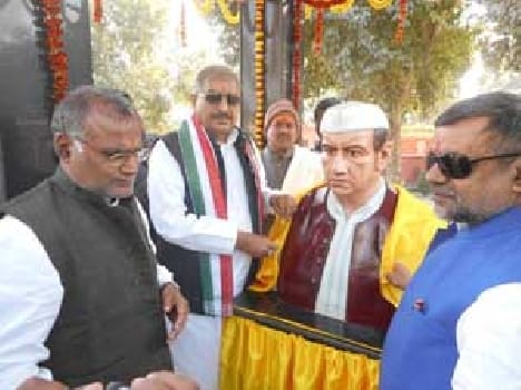 tribute to Eastern martyrs 
