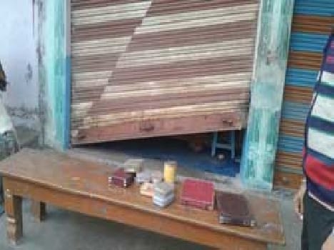 Two young men hostage robbery in shops