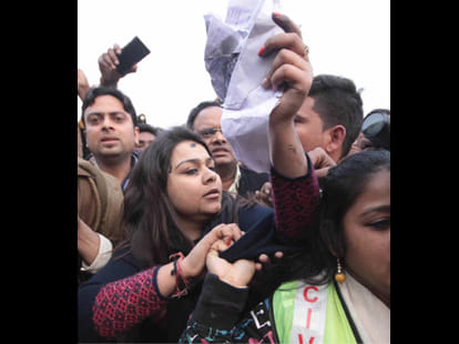 on the day when ink was thrown on delhi police, kejriwals PA moved cop off stage