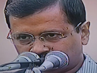 on the day when ink was thrown on delhi police, kejriwals PA moved cop off stage