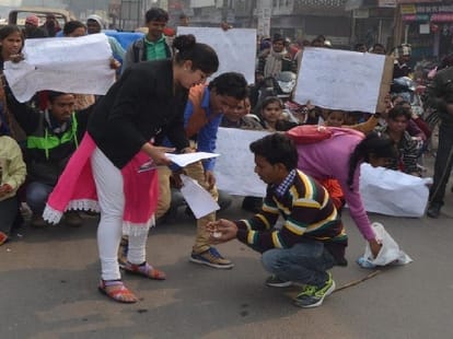 Joining Letter of Nursing, is handed over to the hands sweep