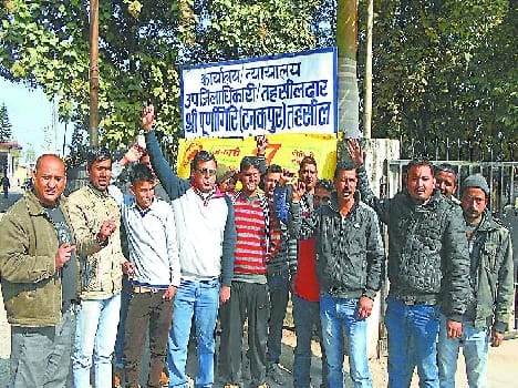 Truck owners exhibiting