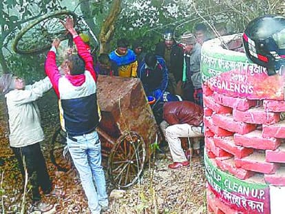 ATM machine loot in Faizabad.