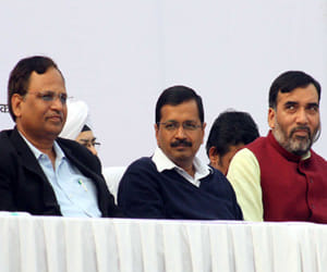 compare Kejriwal with Mahatma Gandhi and Lal Bahadur Shastri 