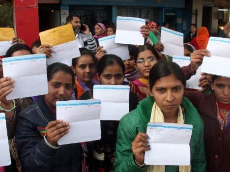 protest by punjab ladies in chandigarh canara bank