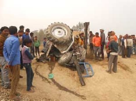 The tractor driver had earphones train stilts
