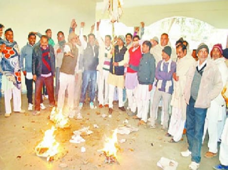 Farmers picket