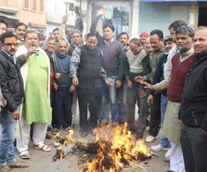 congress party worker angry on hema malini