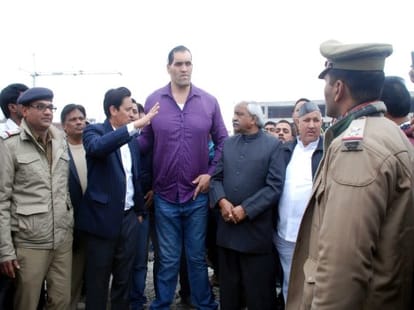 khali challenge undertaker to fight in India.