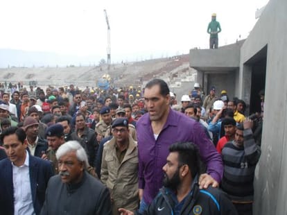 khali challenge undertaker to fight in India.