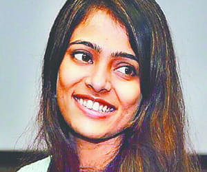 23 year old girl left job and started her online business 