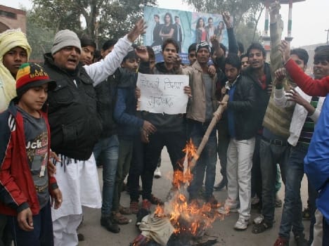 Congress blew effigy of Electricity Department, protesting