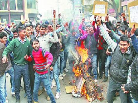 students burned an effigy of Ishmrati Irani