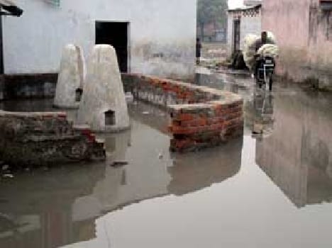 Waterlogging on the roads from being damaged sewer line