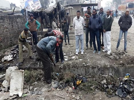 People took turns cleaning the relief campaign