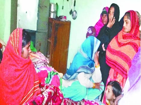 Four family members hostage looting homes