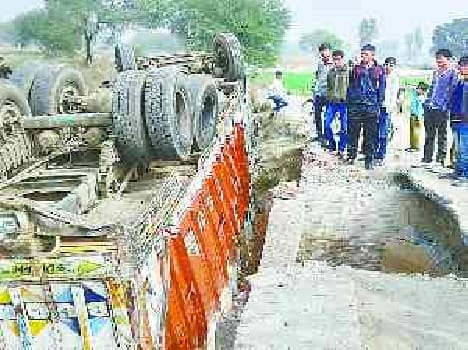 Bridge collapse truck fell into the river, 5 injured