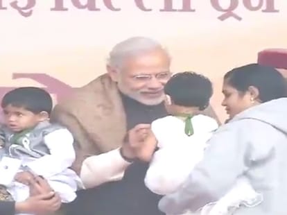 PM narendra modi inaugurates mahamana express in varanasi