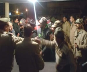 drunk policeman fight and broke cars in magh mela.