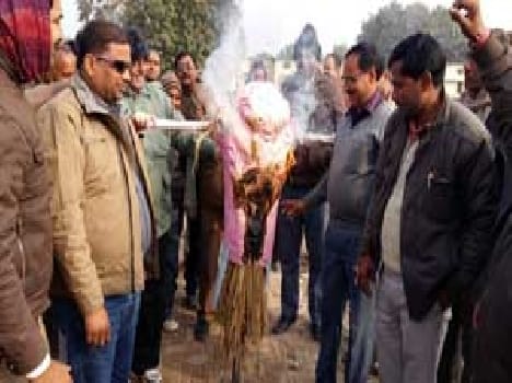 Teachers blew effigy of Education
